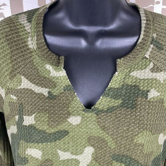 William Rast “Gryphon” Camouflage Thermal Knit Peplum Hem Long Sleeve Shirt - Picture 5 of 6